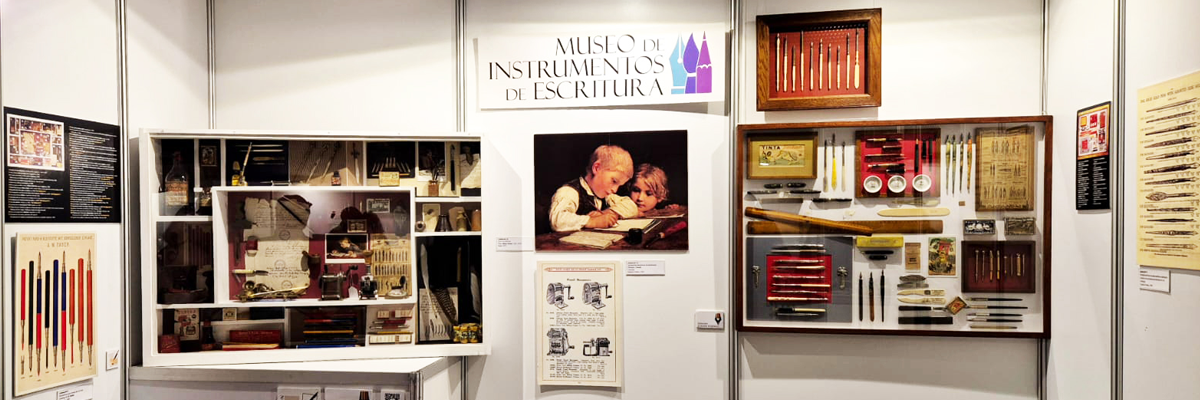 stand museo de instrumentos de escritura